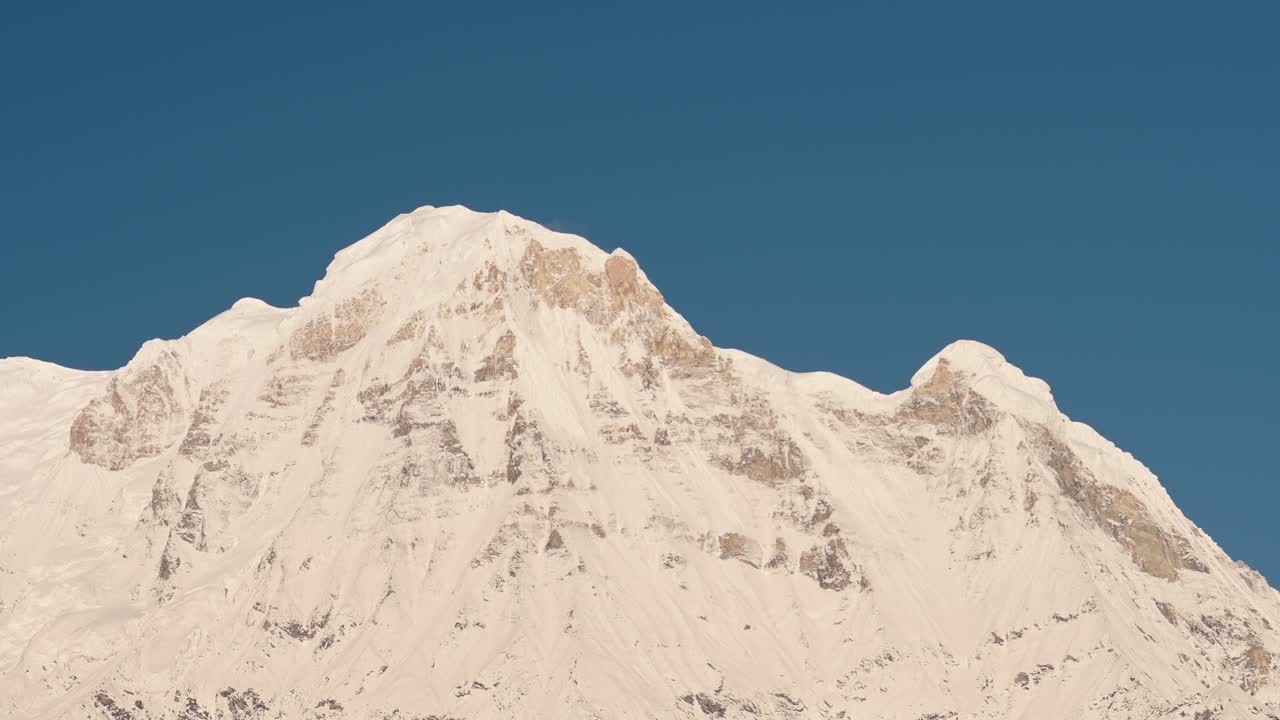 웅장한 눈 인 산꼭대기