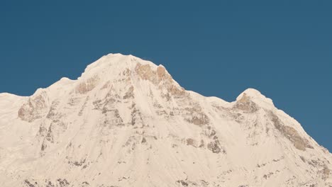 el majestuoso pico de la montaña cubierto de nieve