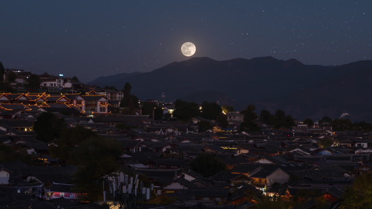 Bela lua cheia nascendo sobre as montanhas de Lijiang na China, time lapse noturno.
