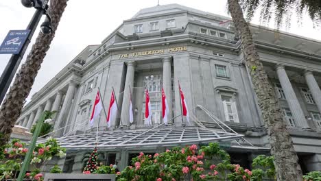 banderas ondeando en una gran fachada neoclásica.