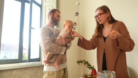 bebé alimentado por la familia