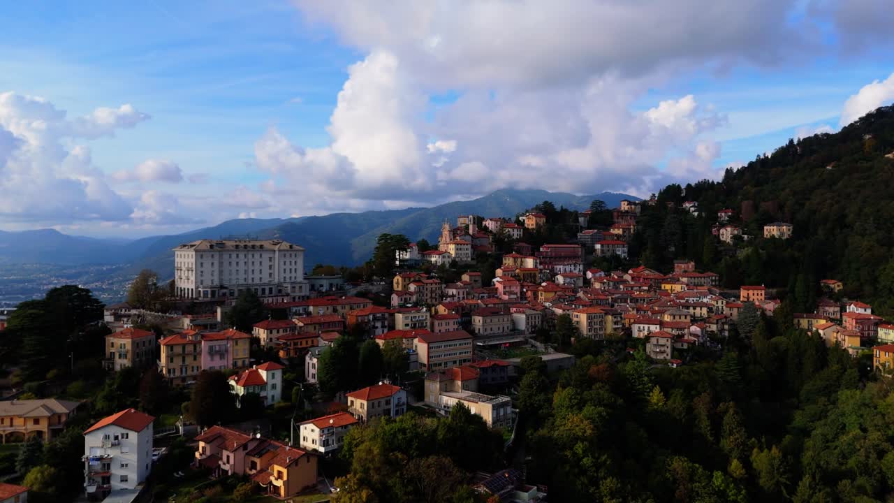 vista aérea de brunate, lago como