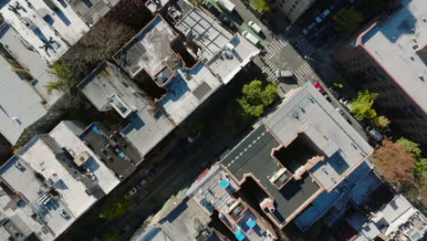 Vista-Aérea-De-Pájaros-Vista-Panorámica-De-Arriba-Hacia-Abajo-De-Bloques-De-Edificios-De-Apartamentos-En-Un-Barrio-Urbano-Residencial.-Manhattan,-Ciudad-De-Nueva-York,-Estados-Unidos