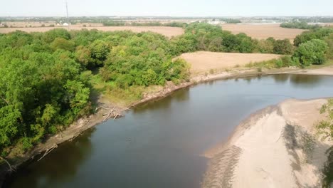 Vista-Aérea-De-Drones-De-Las-Siguientes-Curvas-En-El-Sendero-De-Agua-Del-Río-Iowa-Con-Bancos-Arenosos-En-El-Río