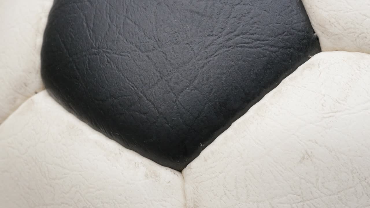 축구공의 검은색과 색 필드 표면의 클로즈업 느린 팬 4k