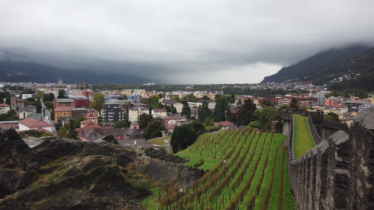 스위스 알프스 에 있는 벨린조나 마을 의 성 과 포도 ⁇  위 의 공중 파노라마