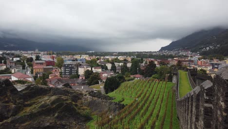 Panorámica-Aérea-Sobre-Castillos-Y-Viñedos-De-La-Ciudad-De-Bellinzona,-Alpes-Suizos.