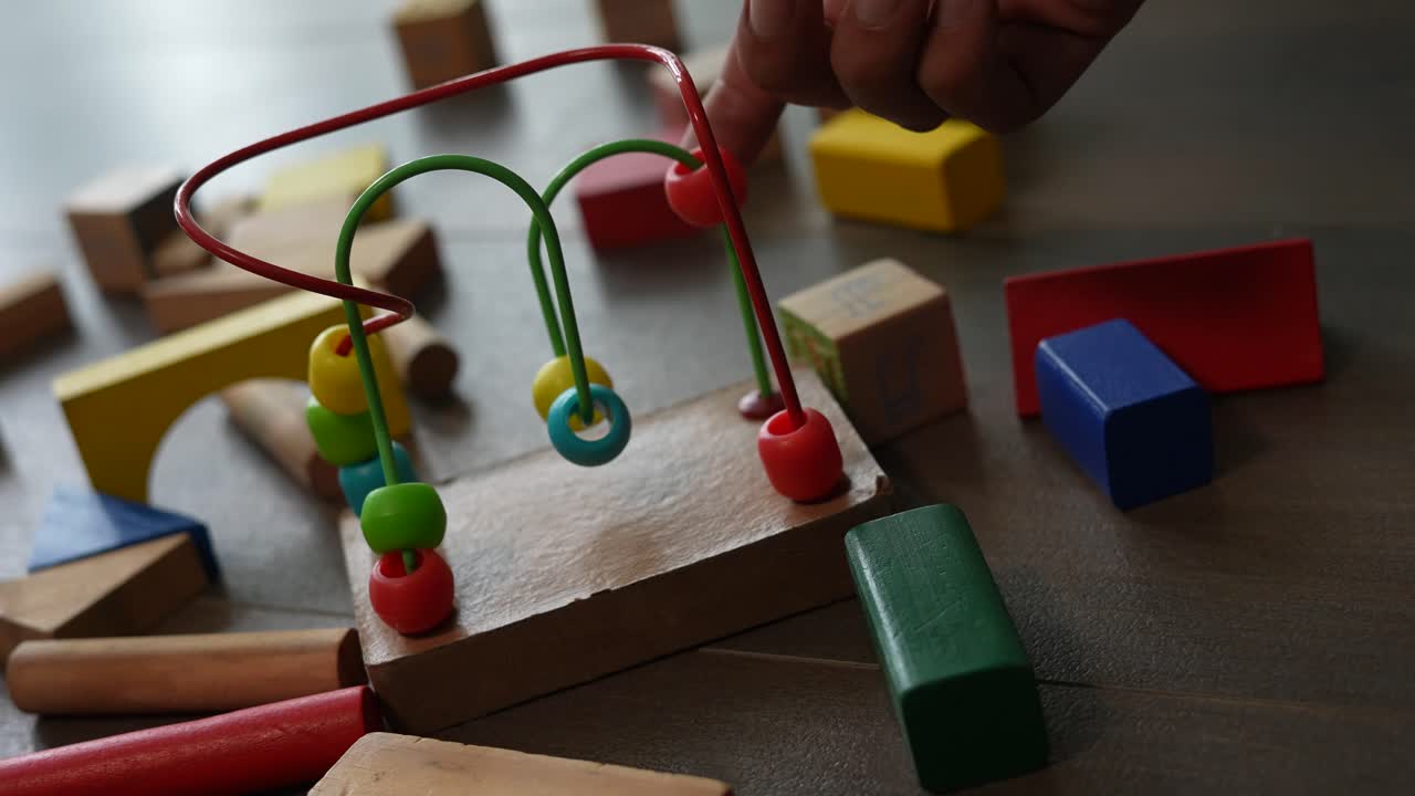 juguete de madera para mover los dedos para bebés