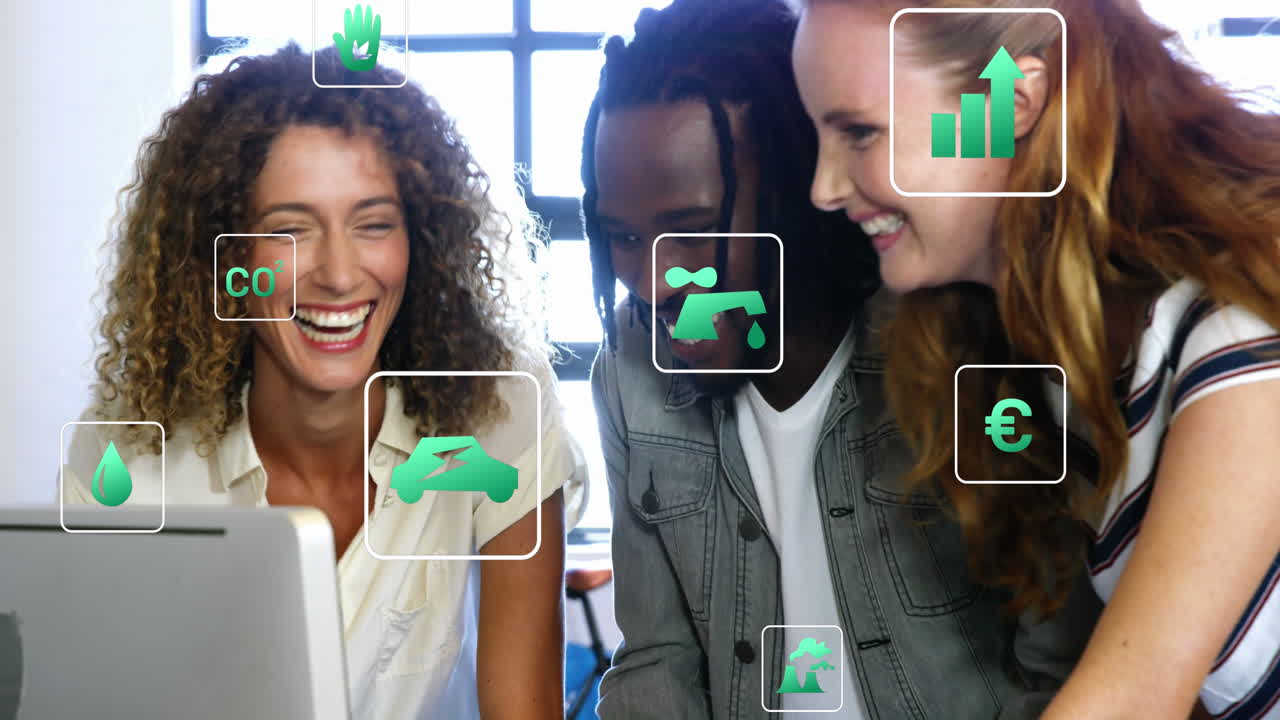 animación de iconos ecológicos sobre diversas personas de negocios en la oficina