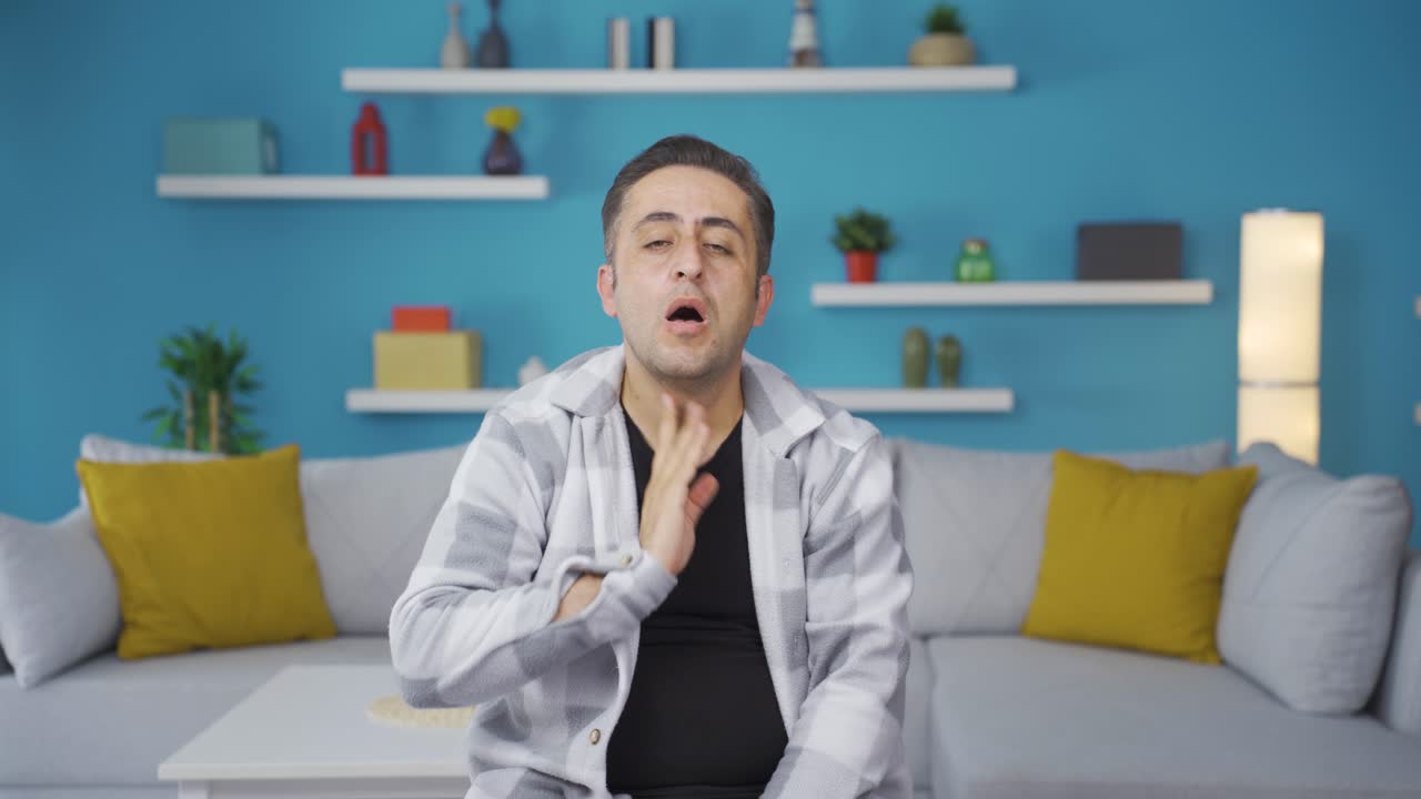 hombre con dolor de garganta.