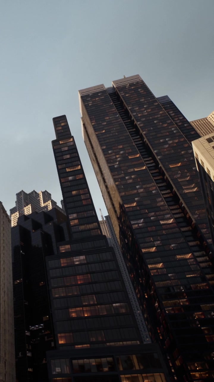 Vista de um edifício alto em uma cidade com reflexos e estruturas circundantes