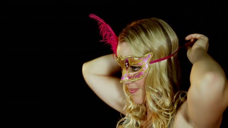 mujer con máscara de mascarada en el escenario 4k