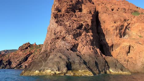 scandola volcánica famosa reserva natural en la temporada de verano como se ve desde un barco en movimiento, isla de córcega en francia