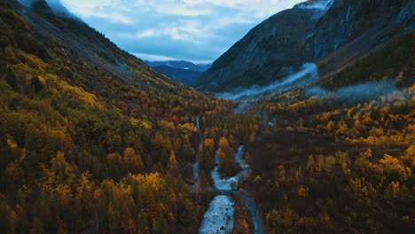 Experimente-La-Belleza-Otoñal-De-Francia-En-Este-Sereno-Valle-Montañoso-Con-Follaje-Colorido,-Cascadas-Y-Bosques-Frondosos.