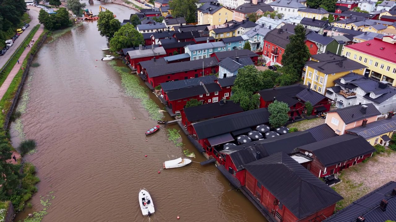 Historische oude stad Porvoo van bovenaf met iconische rode houten pakhuizen langs de rivier de Porvoonjoki met kleurrijke gebouwen en kleine boten