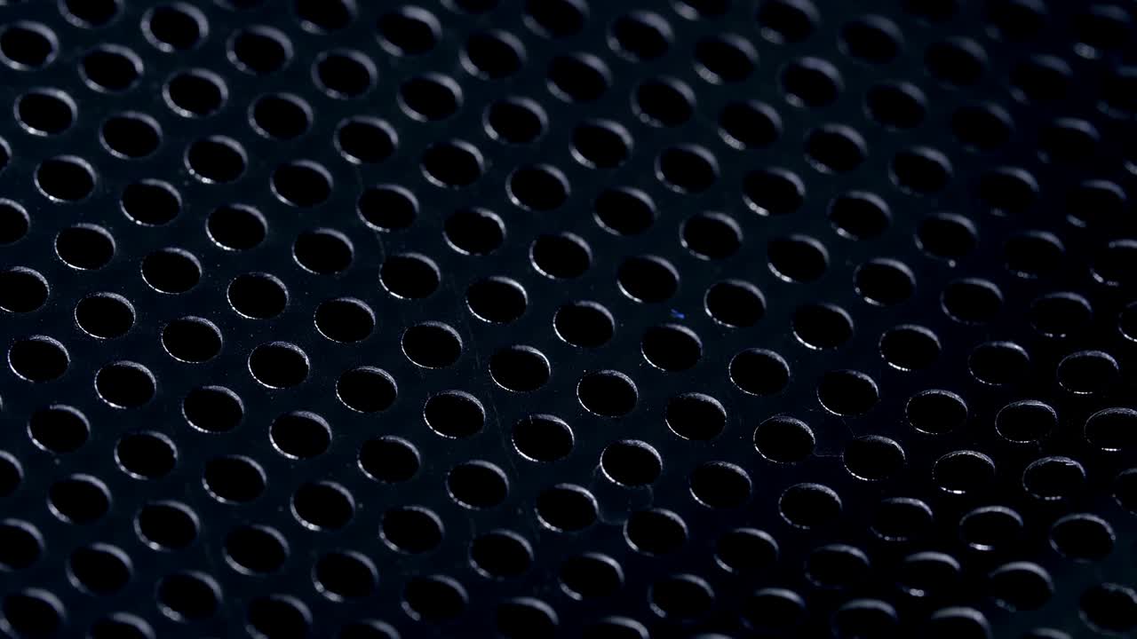 fondo con agujeros perforados.