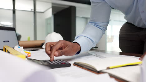 bouwmanager die aan het budget werkt