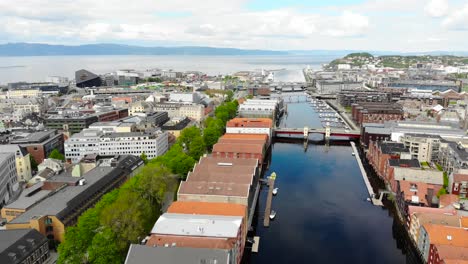 Antena:-Río-Nidelva-En-Trondheim,-Noruega