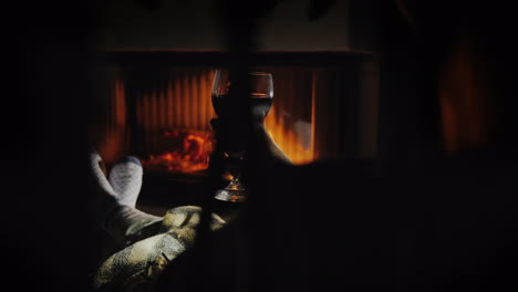 una agradable velada junto a la chimenea con una copa de vino en la mano vacaciones de invierno