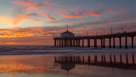 Turistas-En-El-Muelle-De-La-Playa-De-Manhattan-Con-Un-Pintoresco-Horizonte-De-Puesta-De-Sol-En-California,-Ee.uu.