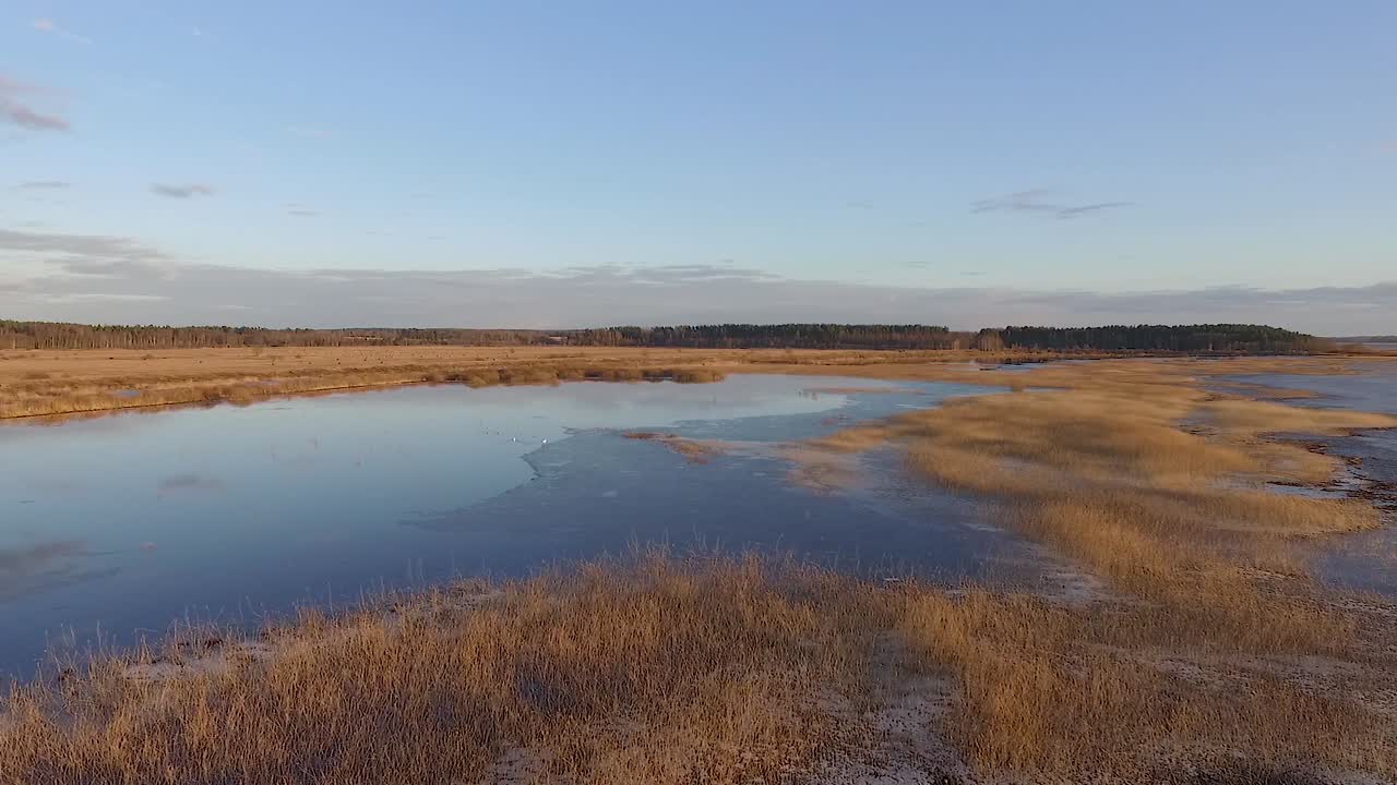 lago tranquilo burtnieks con poco hielo y alto nivel de agua en vista aérea de primavera