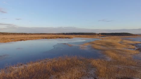 Ruhiger-Burtniekssee-Mit-Wenig-Eis-Und-Hohem-Wasserstand-Im-Frühlingsluftbild