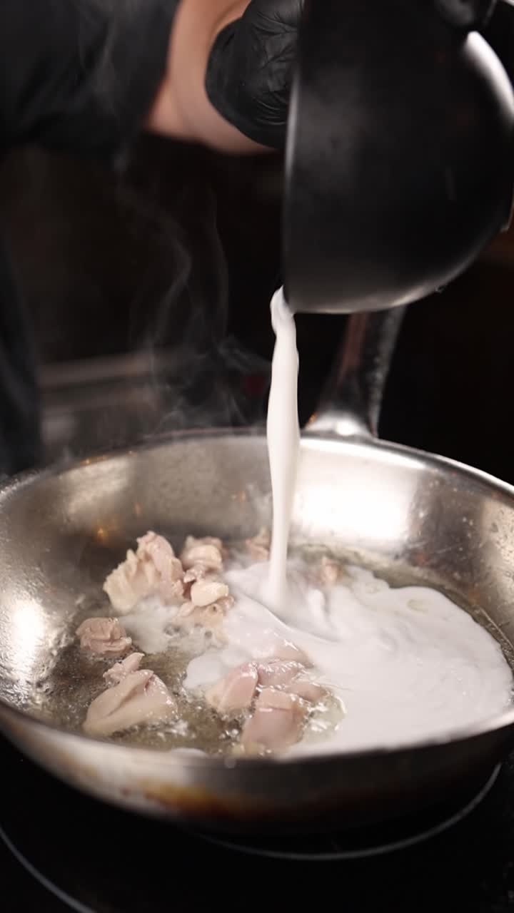 요리사는 코코 우유로 요리를 준비하고 있다