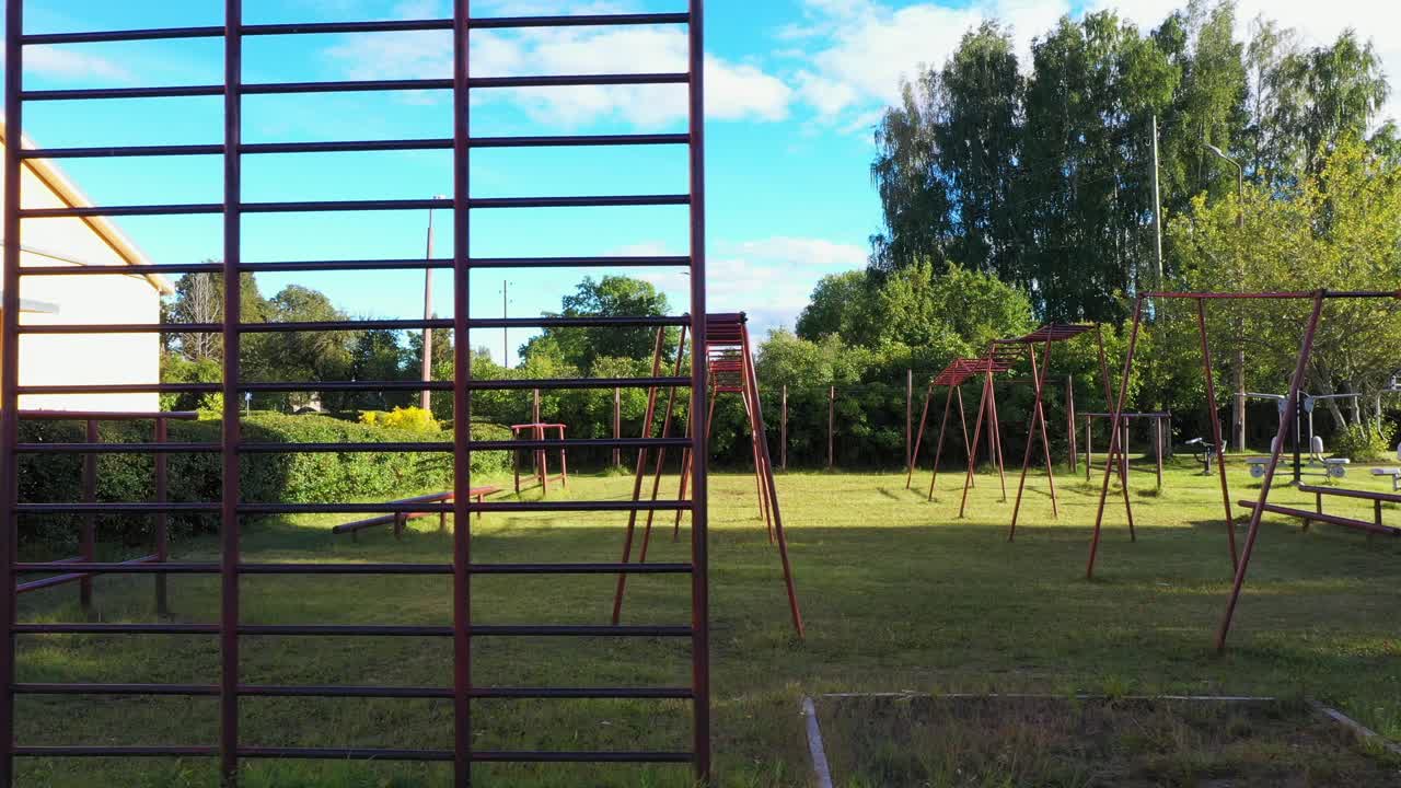pequeño gimnasio al aire libre vintage en el parque local, vista deslizante