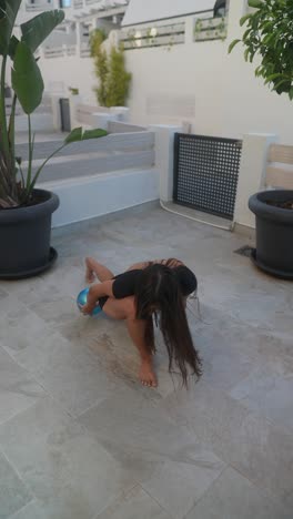 mujer haciendo ejercicio al aire libre con una pelota