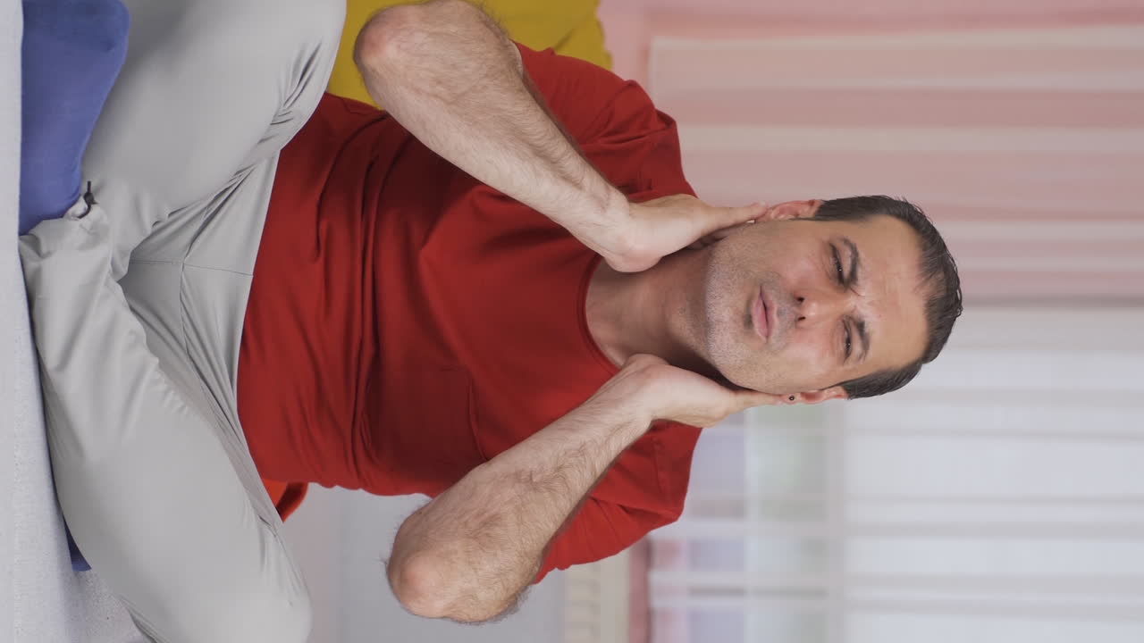 video vertical de un hombre enfermo que sufre de dolor de cuello.