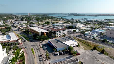 플로리다의 포트 피어스 (fort pierce) 지평선 위를 향해 날아다니는 항공기