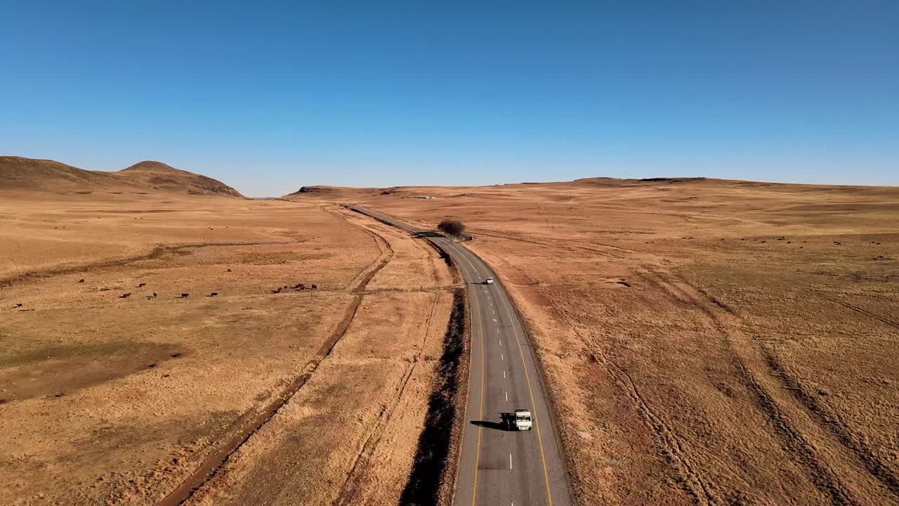 남아프리카 공화국의 고속도로에서 산의 풍경을 향해 구부러지는 경치 좋은 드라이브, 지나가는 차량과 그림 같은 건조한 풍경