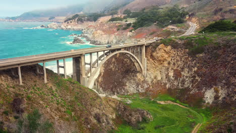 vista de vuelo de drones de big sur y rocky creek bridge en california