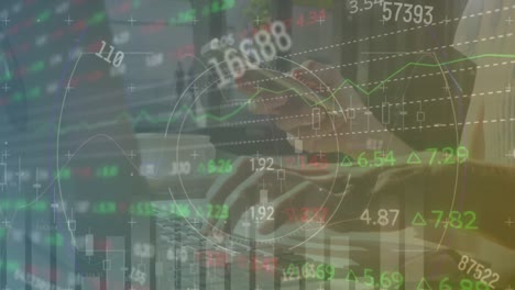 animación del procesamiento de datos del mercado de valores sobre la sección media de una mujer que usa un teléfono inteligente y una computadora portátil