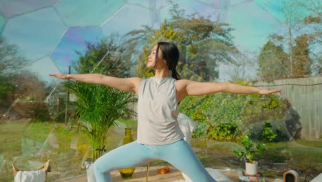 joven asiática haciendo posturas de yoga