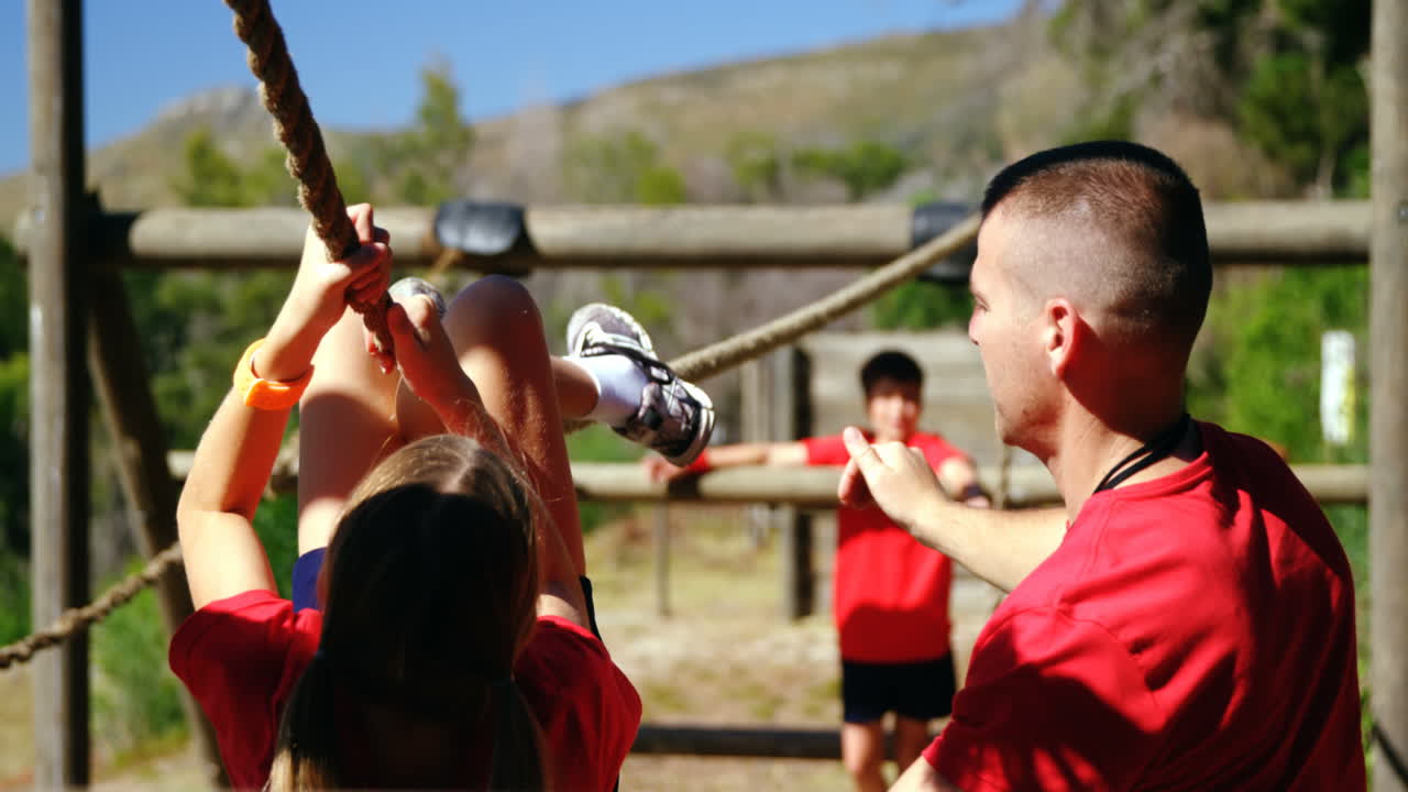 훈련 캠프에서 아이들을 훈련시키는 트레이너