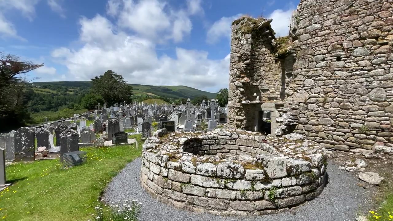 Irlanda, Lugares Épicos: St Mullins Carlow, base de torre redonda en las pintorescas ruinas de una abadía en una mañana de verano.