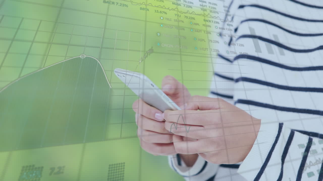 animación de gráficos financieros y datos sobre la sección media de la mujer caucásica usando teléfono inteligente