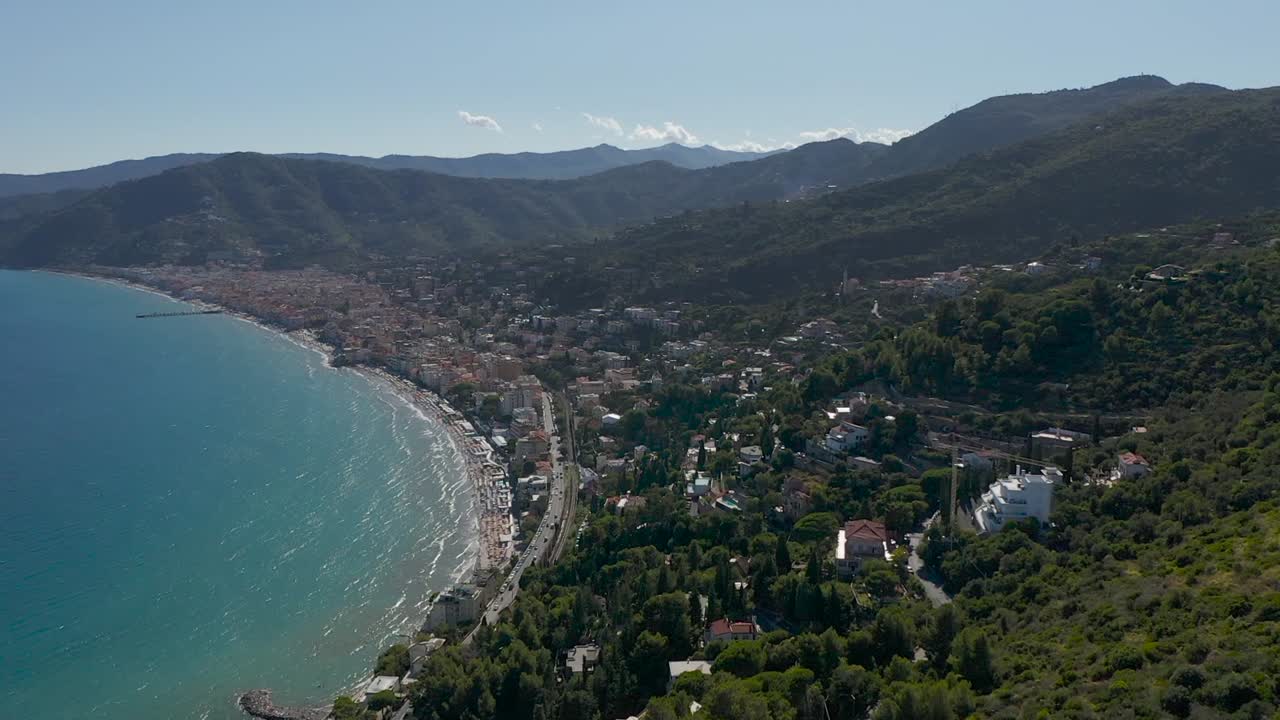 toma de inclinación de drones que revela la ciudad de alassio y las playas de liguria