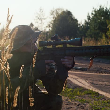 un soldado apunta su rifle 2