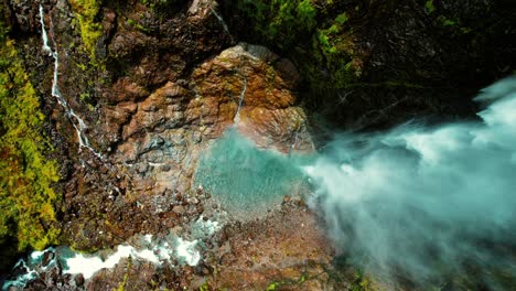 Antena-De-Un-Dron-De-Nueva-Zelanda-De-La-Cascada-Devil&#39;s-Punchbowl,-Filmando-De-Abajo-Hacia-Arriba