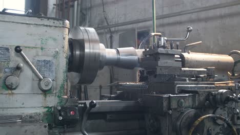 metal turning process on a lathe machine