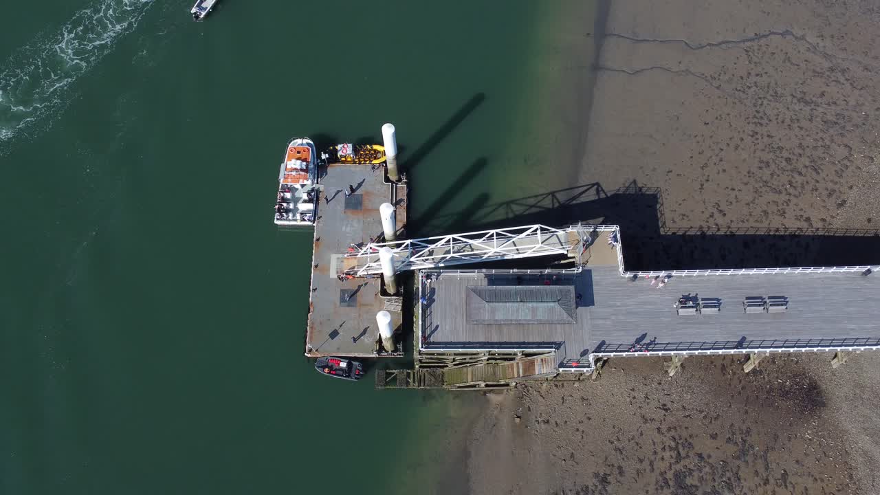 sunny beaumaris pier vista aérea relajante playa frente al mar atracción turística hito galés birdseye girar arriba