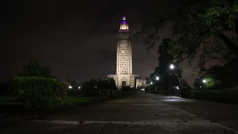 Edificio-Del-Capitolio-Del-Estado-De-Louisiana-En-La-Noche-Con-Video-De-Lapso-De-Tiempo