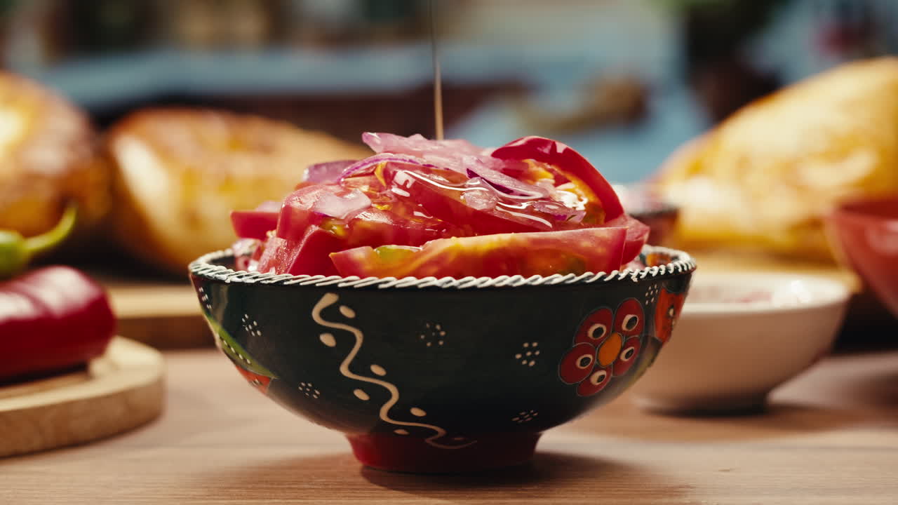 deliciosa ensalada de tomate con cebolla roja y aceite de oliva