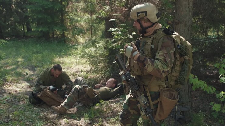 Soldati che si rilassano dopo un'operazione militare