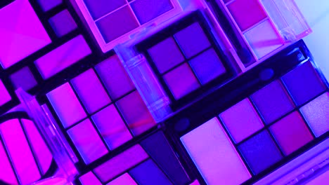 hacer paletas de sombras de ojos con efectos de luz cyberpunk de ciencia ficción.