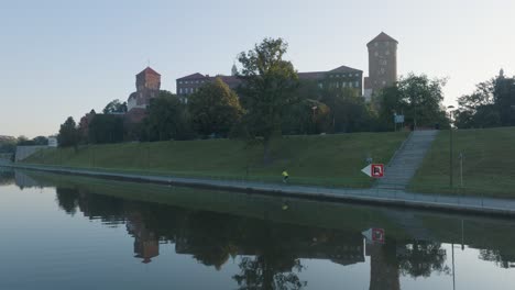 zdjęcie z drona z krakowa, polski, zamku wawel, starego miasta z rzeką vistula przy wschodzie słońca