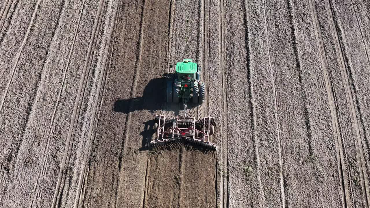 destreza agrícola: tractor maniobrando hábilmente el cultivador rotativo