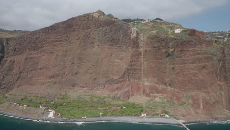 cara de roca volcánica de la isla de madeira que se eleva 300 metros sobre el nivel del mar